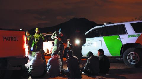 Migrantes detenidos por agentes de la patrulla fronteriza en Sunland Park, Nuevo México.