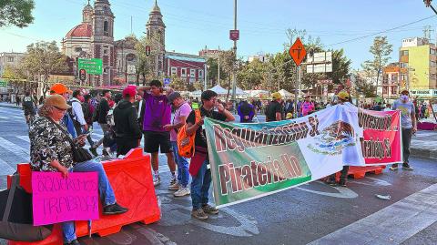 CIUDAD DE M…XICO, 02DICIEMBRE2024.- Comerciantes supuestamente de la plaza Izazaga 89 protestan de manera pacÌfica deteniendo la vialidad de pino Suarez y avenida 20 de noviembre  para que se detenga la extinciÛn del inmueble como plaza comercial luego de que Marcelo Ebrard Casaubon, secretario de economÌa anunciara que se detendrÌa el uso comercial de la plaza por piraterÌa y falta de pago de impuestos. 

FOTO: ANDREA MURCIA /CUARTOSCURO.COM