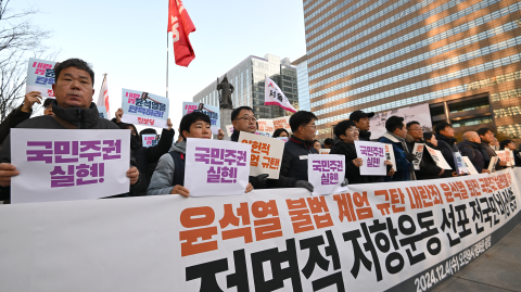 Manifestantes exigen la destitución del poder del presidente surcoreano, Yoon Suk Yeol, en Seúl.