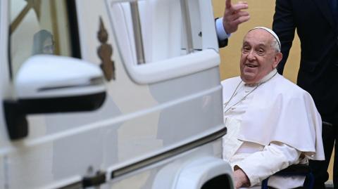 El Papa Francisco reacciona tras la presentación de un nuevo papamóvil totalmente eléctrico, en el Vaticano