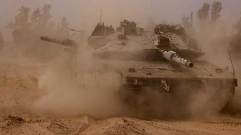 Tanques israelíes penetraron este miércoles en el norte de la zona de Jan Yunis, en el sur de la Franja de Gaza, y el personal médico palestino afirmó que los ataques aéreos israelíes habían matado al menos a 20 personas en todo el enclave.

Para más información del tema, visita: https://www.eleconomista.com.mx/internacionales/tanques-israelies-avanzan-sur-gaza-y-ataques-aereos-dejan-20-muertos-enclave-20241204-736866.html

¡Síguenos en nuestras redes sociales para mantenerte informado!

Twitter: https://twitter.com/eleconomista 
Facebook: https://www.facebook.com/ElEconomista.mx
Instagram: https://www.instagram.com/eleconomistamx
LinkedIn: https://www.linkedin.com/company/el-economista/

#ElEconomista #EETV