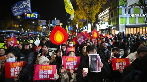 La breve imposición de una ley marcia en Corea del Sur desató una serie de manifestaciones en todo el país.