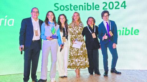 a sostenibilidad se ha convertido en una prioridad global, y en México, Santander ha tomado la delantera con el Reto Santander Sostenible, un concurso que destaca la innovación como clave para enfrentar la crisis climática.“El Reto Santander Sostenible busca impulsar emprendedores y startups con soluciones que atiendan la crisis climática que se vive en la actualidad, cuyo propósito sea el bienestar, la preservación, la restauración y protección del medio ambiente y de los recursos naturales para mitigar el cambio climático”, así lo comentó Mariuz Calvet, directora Ejecutiva de Sostenibilidad Ambiental, Responsabilidad Social y Gobierno en Banco Santander México en entrevista con El Economista.Ejes principalesCalvet explicó que el Reto Santander Sostenible del 2024 se ha enfocado en impulsar soluciones sostenibles que aporten al combate al cambio climático que se alinean con los Objetivos de Desarrollo Sostenible (ODSs). “Siendo el cambio climático un tema transversal, encontramos proyectos innovadores alineados con los ODSs”:• ODS 7 – Energía asequible y no contaminante• ODS 11 – Ciudades y comunidades sostenible• ODS 12 – Producción y consumo responsable• ODS 13 – Acción por el clima• ODS 15 – Vida de ecosistemas terrestres“El eje principal de la primera edición del Reto Santander Sostenible fue una tendencia global de sostenibilidad, buscando soluciones que atiendan la crisis climática, innovaciones con impacto global, y cuyo propósito sea la preservación, la restauración y protección del medio ambiente y de los recursos naturales para mitigar el cambio climático”.GanadoresCalvet explicó que Santander México por más de 20 años ha impulsado innovación y este año lanzaron la primera edición del Reto Santander Sostenible que se enfoca únicamente en innovación climática y sostenible. Los cuatro proyectos finalistas atienden la preservación, la restauración y protección del medio ambiente y de los recursos naturales para mitigar el cambio climático:• AgoSeta en la Categoría Emprendedor, idea lidereada por estudiantes del Tec de Monterrey y cuya solución es transformar residuos agrícolas en un sistema de producción circular, cultivando hongos Pleurotus en sustratos como rastrojo de maíz y paja de trigo. Este proceso reutiliza residuos agrícolas de manera eficiente: primero, para producir un alimento nutritivo y luego crear un suplemento digestivo para el ganado. Al añadir este suplemento en la dieta del ganado y utilizar residuos se reducen emisiones de metano en hasta un 10%, disminuyendo el impacto ambiental de la ganadería.• Celal-Mex en la categoría Startup, empresa que transforma los residuos de piña en materias primas sostenibles, específicamente celulosa ecológica. De esta forma se evita utilizar celulosa proveniente de árboles y evitar la deforestación. Esta celulosa ecológica, utilizada como relleno en pañales reduce la contaminación generada por pañales desechables.• Sarkixtia: finalista en la categoría emprendedor, cuya idea es crear rollos de embalaje biodegradable fabricado a partir de sargazo.• Greenfluidics: finalista en la categoría Startup, empresa que produce Biopaneles Solares Inteligentes, integrando sistemas de microalgas con celdas fotovoltaicas para crear fachadas vivientes que no solo generan energía limpia, sino que también purifican el aire, imitando las capacidades regenerativas de la naturaleza.¿Qué ganan?La directiva mencionó que los beneficios a los ganadores “es Capital Semilla de por hasta un millón de pesos, cursos de formación en línea para todos los integrantes del equipo por parte de universidades en el extranjero, la posibilidad de ser elegidos para participar en el reto Global Santander X100, convocado por Santander Global, cuyo objetivo es apoyar a las Startups más destacadas. Además de tener la posibilidad de presentar sus soluciones a los principales empresarios, fondos e inversionistas del país”.Explicó que el objetivo de la institución bancaria es acompañar a sus clientes a transicionar hacia modelos de negocio más sostenibles e innovadores, “por ello buscamos traer soluciones innovadoras y que se puedan generar alianzas de alto impacto”.Prácticas sosteniblesDijo que el cambio climático, la pérdida de biodiversidad y la polarización social son algunos de los mayores riesgos para la humanidad según el Reporte de Riesgos 2024 del Foro Económico Mundial. “Por ello, Santander llama a los empresarios a integrar prácticas sostenibles en sus modelos de negocio”.Por su parte, a los emprendedores los invita a seguir innovando. “Cada vez surgen más proyectos relevantes para Enfrentar los retos de sostenibilidad, y queremos ser un aliado permanente en su crecimiento”, concluyó Mariuz Calvet.