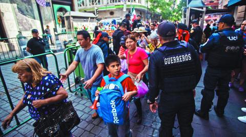 CIUDAD DE MÉXICO, 15SEPTIEMBRE2024.- Decenas de personas comienzan a congregarse en el Zócalo para presenciar el grito de Independencia en punto de las 12:00 am y el concierto a cargo de la banda Ms y otros. El gobierno de la Ciudad mantiene operativo de seguridad para el ingreso por calles aledañas.
FOTO: ANDREA MURCIA /CUARTOSCURO.COM