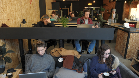 Canadienses trabajan en una cafetería.