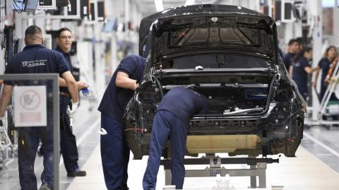 Durante noviembre, la japonesa Toyota fue el principal motor de crecimiento de la producción automotriz en México; ensambló un total de 24,838 vehículos ligeros. Este nivel fue casi tres veces mayor en comparación interanual.

Para más información del tema, visita: https://www.eleconomista.com.mx/empresas/ensamble-autos-mexico-crecio-6-7-noviembre-exportaciones-avanzan-20241206-737273.html

¡Síguenos en nuestras redes sociales para mantenerte informado!

Twitter: https://twitter.com/eleconomista 
Facebook: https://www.facebook.com/ElEconomista.mx
Instagram: https://www.instagram.com/eleconomistamx
LinkedIn: https://www.linkedin.com/company/el-economista/

#ElEconomista #EETV