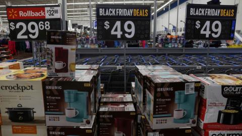 Los estadounidenses gastaron unos 10,800 millones de dólares en compras en línea en el Black Friday y unos 13,300 millones de dólares en el Ciberlunes, según Adobe. 
 
Para más información del tema, visita: https://www.eleconomista.com.mx/empresas/walmart-amazon-shein-y-temu-ganadoras-black-friday-y-ciberlunes-20241206-737278.html 
Twitter: https://twitter.com/eleconomista 
Sitio web: https://www.eleconomista.com.mx/ 
Facebook: https://www.facebook.com/ElEconomista.mx 

#ElEconomista #CapitalHumano #EETV