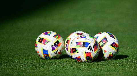 Balones de fútbol Adidas de la MLS durante la práctica de los New York Red Bulls.