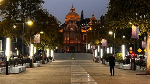 Corredor iluminado de la Calzada de Guadalupe.