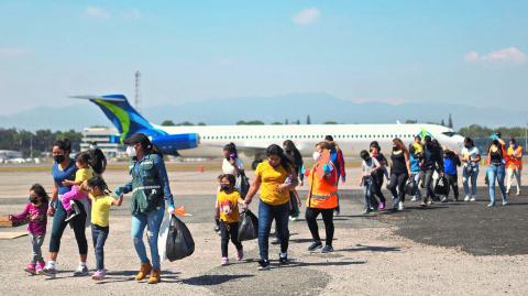 Un grupo de inmigrantes guatemaltecos fueron deportados por el Gobierno del entonces presidente Trump en 2021.  (Photo by Johan ORDONEZ / AFP)