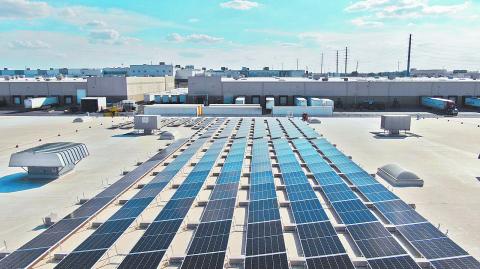 La integración de paneles solares mediante generación distribuida y el uso de baterías de almacenamiento de energía, son alternativas.