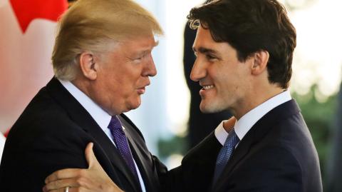 El presidente electo de Estados Unidos, Donald Trump, se burló este martes del primer ministro Justin Trudeau diciendo que es el "gobernador" del "estado" de Canadá.

Para más información del tema, visita: https://www.eleconomista.com.mx/internacionales/trump-burla-trudeau-llamandolo-gobernador-canada-20241210-737715.html

¡Síguenos en nuestras redes sociales para mantenerte informado!

Twitter: https://twitter.com/eleconomista 
Facebook: https://www.facebook.com/ElEconomista.mx
Instagram: https://www.instagram.com/eleconomistamx
LinkedIn: https://www.linkedin.com/company/el-economista/

#ElEconomista #EETV