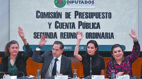 CIUDAD DE MÉXICO, 10DICIEMBRE2024.- Los diputados: Mónica Angélica Álvarez; Raúl Bolaños; Merilyn Gómez, y Ana Elizabeth Ayala, emiten su votación durante la continuación de la segunda reunión de la Comisión de Presupuesto y Cuenta Pública en la que se discute el dictamen del presupuesto de egresos para el ejercicio fiscal 2025.
FOTO: MARIO JASSO/CUARTOSCURO.COM