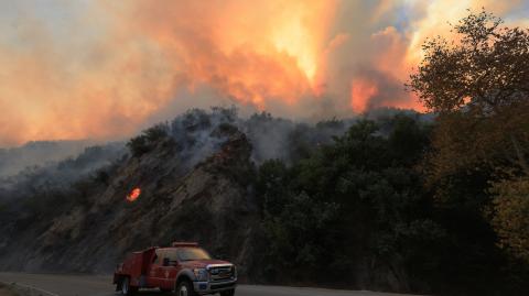 Una ladera de montaña arde mientras crece el incendio Franklin en Malibú, California. El incendio forestal fue avivado por el viento y se extendió rápidamente a primera hora del martes en Malibú, amenazando hogares y negocios en esa comunidad costera de California.