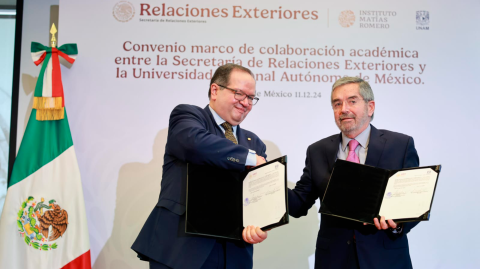 El canciller Juan Ramón de la Fuente firmó, con Leonardo Lomelí, rector de la Universidad Nacional Autónoma de México, el convenio marco de colaboración académica entre la SRE y la UNAM.