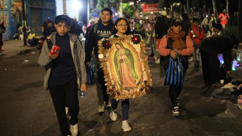 Peregrinos caminan sobre Calzada Ignacio Zaragoza rumbo a la Basílica de Guadalupe.