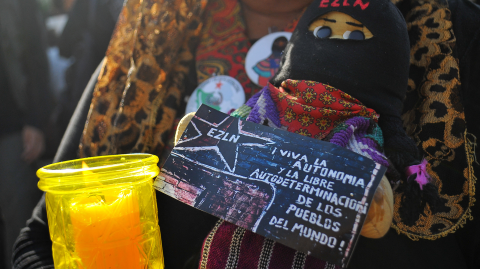 Una mujer sostiene una vela durante una manifestación contra la violencia en comunidades del Ejército Zapatista de Liberación Nacional (EZNL) en la Ciudad de México el 24 de octubre de 2024.