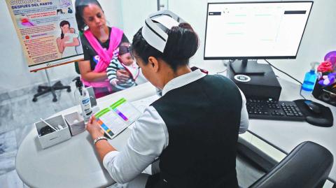 Con los recursos destinados al IMSS-Bienestar, ISSSTE y otras instituciones públicas, está garantizada la atención médica para toda la población; además, precisó que a mediados del próximo año se iniciará con el programa de “Farmacias del Bienestar”.

Para más información del tema, visita: https://www.eleconomista.com.mx/politica/claudia-sheinbaum-descarta-recorte-salud-pef-20241212-738155.html 

¡Síguenos en nuestras redes sociales para mantenerte informado!

Twitter: https://twitter.com/eleconomista 
Facebook: https://www.facebook.com/ElEconomista.mx
Instagram: https://www.instagram.com/eleconomistamx
LinkedIn: https://www.linkedin.com/company/el-economista/

#ElEconomista #EETV