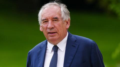 El presidente francés, Emmanuel Macron, nombró este viernes primer ministro a su aliado centrista y veterano político François Bayrou.