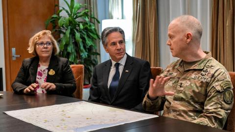 El secretario de Estado de Estados Unidos, Antony Blinken, asiste a una reunión informativa con el mayor general del ejército de Estados Unidos Kevin Leahy, comandante de la Fuerza de Tarea Conjunta Combinada - Operación Inherent Resolve.