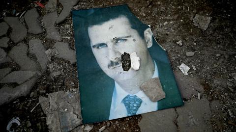 Retrato dañado del derrocado presidente de Siria, Bashar al-Assad.