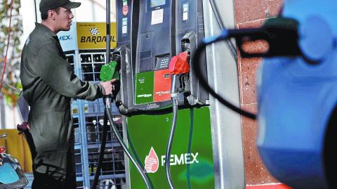 Del 14 al 20 de diciembre los automovilistas deberán pagar las cuotas completas de IEPS.  REUTERS/Jose Luis Gonzalez