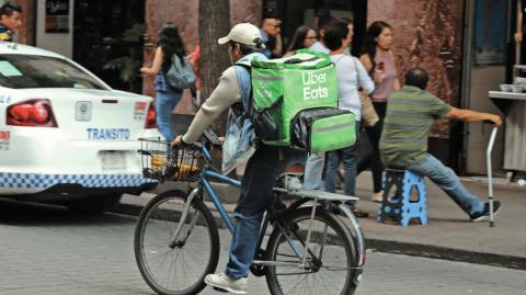 La regulación laboral para plataformas digitales ya fue aprobada por el Congreso de la Unión y sólo espera su publicación en el Diario Oficial de la Federación.

Para más información del tema, visita: https://www.eleconomista.com.mx/capital-humano/cambia-reforma-laboral-apps-entra-vigor-20241216-738452.html

Twitter: https://twitter.com/eleconomista 
Sitio web: https://www.eleconomista.com.mx/ 
Facebook: https://www.facebook.com/ElEconomista.mx 

#ElEconomista #CapitalHumano #EETV