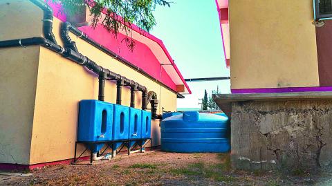 Ayuda. El agua captada se convierte en una fuente de apoyo para la comunidad escolar y los habitantes cercanos.