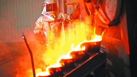 Los futuros del oro mantienen una tendencia alcista, impulsando a las mineras. REUTERS/Chris Wattie (CANADA - Tags: POLITICS ENERGY BUSINESS)