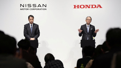 Makoto Uchida, presidente y CEO de Nissan Motor, y Toshihiro Mibe, presidente y CEO de Honda Motor.