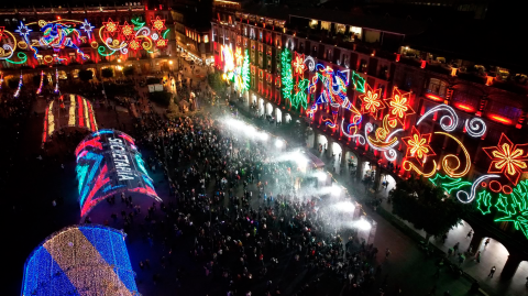 Iluminación navideña en el Zócalo de la Ciudad de México.