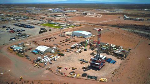 El Proyecto Vaca Muerta Sur contempla la construcción de un ducto de 437 kilómetros.  (Photo by Emiliano Lasalvia / AFP)