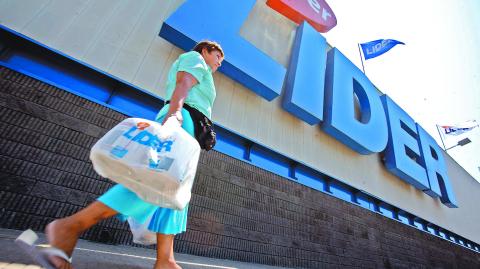 Walmart informó que el objetivo de la empresa es promover la descentralización de Chile, impulsando el acceso a la propuesta de precios bajos de la firma a los vecinos de todos los rincones de Chile.  AFP PHOTO/CLAUDIO SANTANA (Photo by CLAUDIO SANTANA / AFP)