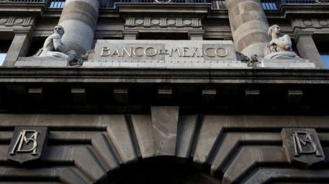 Tal como lo esperaba el mercado, el Banco de México (Banxico) despidió el 2024 con un nuevo recorte en su tasa de interés de 25 puntos base, con lo que esta se ubica ahora en un nivel de 10.00 por ciento.

Para más información del tema, visita: https://www.eleconomista.com.mx/sectorfinanciero/banxico-despide-2024-nuevo-recorte-25-puntos-base-tasa-interes-cuanto-quedo-20241219-739060.html 

¡Síguenos en nuestras redes sociales para mantenerte informado!

Twitter: https://twitter.com/eleconomista 
Facebook: https://www.facebook.com/ElEconomista.mx
Instagram: https://www.instagram.com/eleconomistamx
LinkedIn: https://www.linkedin.com/company/el-economista/

#ElEconomista #EETV