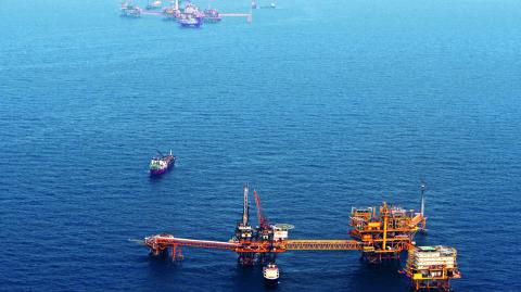 Mexico's state-run oil monopoly Pemex's platform "Ku Maloob Zaap" is seen in the Northeast Marine Region of Pemex Exploration and Production in the Bay of Campeche April 19, 2013. Picture taken April 19, 2013. To match Insight MEXICO-OIL/      REUTERS/Victor Ruiz Garcia (MEXICO - Tags: POLITICS ENERGY BUSINESS)