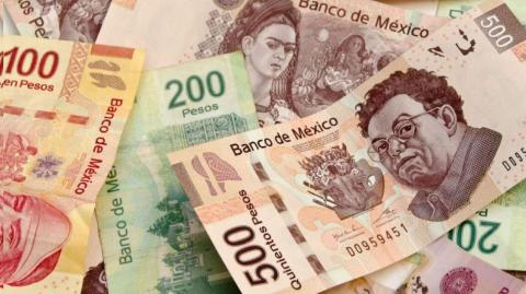 La divisa local se beneficia del retroceso del billete verde en el mercado, mientras los inversionistas seguían asimilando la decisión política monetaria del Banxico.