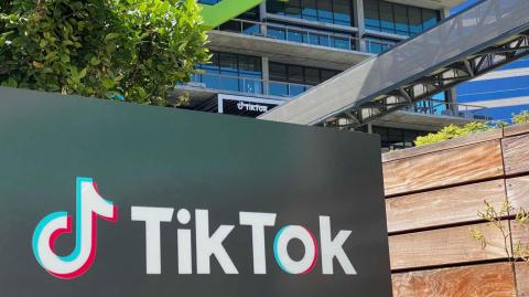 La Comisión Europea inició este martes un procedimiento formal contra la empresa de redes sociales TikTok por su presunta incapacidad para limitar las injerencias electorales, especialmente en los comicios presidenciales rumanos del mes pasado.

Para más información del tema, visita: https://www.eleconomista.com.mx/tecnologia/ue-abre-investigacion-tiktok-injerencia-electoral-20241217-738691.html

¡Síguenos en nuestras redes sociales para mantenerte informado!

Twitter: https://twitter.com/eleconomista 
Facebook: https://www.facebook.com/ElEconomista.mx
Instagram: https://www.instagram.com/eleconomistamx
LinkedIn: https://www.linkedin.com/company/el-economista/

#ElEconomista #EETV