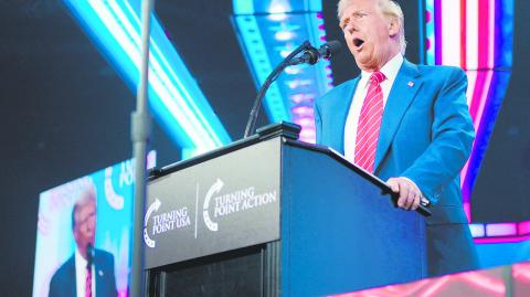 Donald Trump participó en un foro organizado por el grupo conservador Turning Point en Phoenix, Arizona. Foto: Reuters