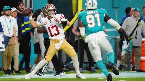 Brock Purdy, quarterback de San Francisco 49ers hace un pase antes de ser interceptado por un jugador de los Miami Dolphins.