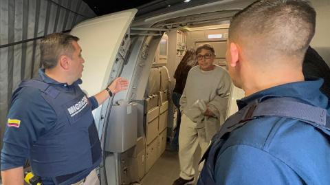 Fabio Ochoa, un ex capo del Cartel de Medellín, llegando al Aeropuerto Internacional El Dorado después de ser deportado de Estados Unidos.