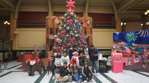 Niños escriben cartas a Santa Claus desde el Palacio Postal de la CDMX