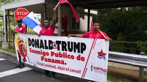 Panameños protestan en contra de las declaraciones del presidente electo de Estados Unidos, Donald Trump, acerca de retomar el control del Canal de Panamá.