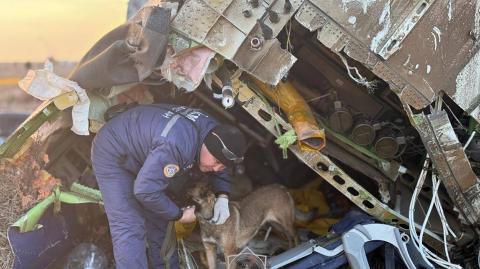 Los investigadores tratan este jueves de determinar las causas del siniestro de un avión azerbaiyamo en Kazajistán, que dejó 38 muertos, en medio de versiones que apuntaban a un posible derribo.