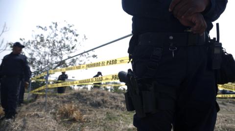 Al menos 12 cadáveres fueron encontrados en varias fosas clandestinas del estado de Chihuahua, fronterizo con Estados Unidos, informaron autoridades locales este jueves.