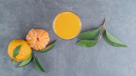 Jugo de cúrcuma y mandarina.