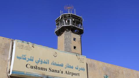 La torre de control dañada del aeropuerto internacional de Saná, en Yemén, el 27 de diciembre de 2024, tras los ataques israelíes en el lugar el día anterior.