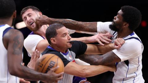 Naji Marshall (No. 13 de los Dallas Mavericks) golpea a Jusuf Nurkic (No. 20 de los Phoenix Suns) durante la segunda mitad en el Footprint Center el 27 de diciembre de 2024 en Phoenix, Arizona.