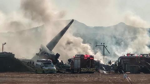 Los bomberos llevan a cabo operaciones de extinción en un avión que se salió de control en el Aeropuerto Internacional de Muan en Muan, provincia de Jeolla del Sur, Corea del Sur.