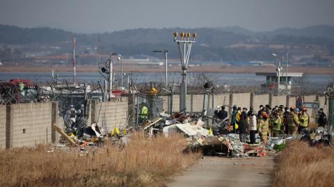 Equipos de rescate participan en una operación de salvamento en el lugar donde se estrelló un avión después de salirse de la pista en el Aeropuerto Internacional de Muan, en Muan, Corea del Sur.