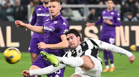 El delantero serbio de la Juventus, Dusan Vlahovic, dispara hacia la portería durante el partido de fútbol de la Serie A italiana entre Juventus y Fiorentina en el estadio Allianz de Turín.